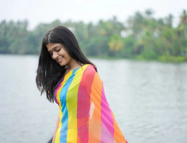 Georgette Leheriya Plain Saree with Blue Blouse - Image 3