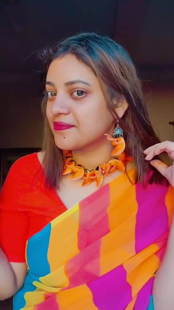 Georgette Leheriya Plain Saree with Red Blouse - Image 3