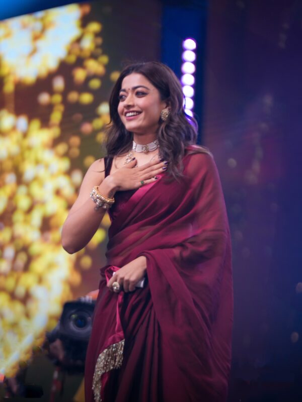 Rashmika Two-Tone Maroon Saree with Velvet Blouse & Tassel on Pallu - Image 3