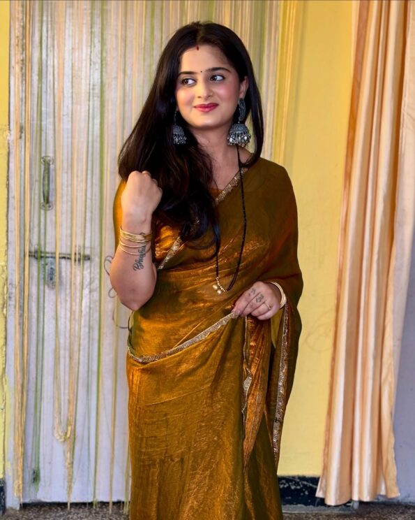Fendy Silk Two Tone Saree with Beads and Stone Lace Border - Image 6