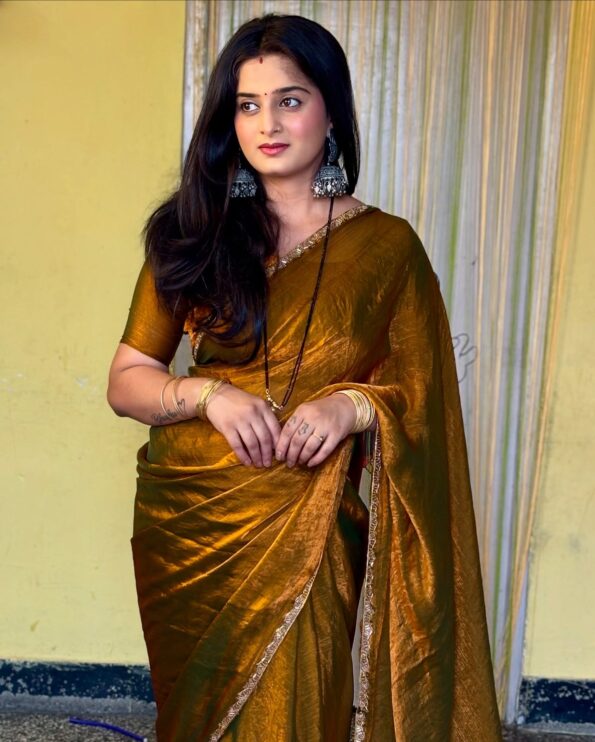 Fendy Silk Two Tone Saree with Beads and Stone Lace Border - Image 5