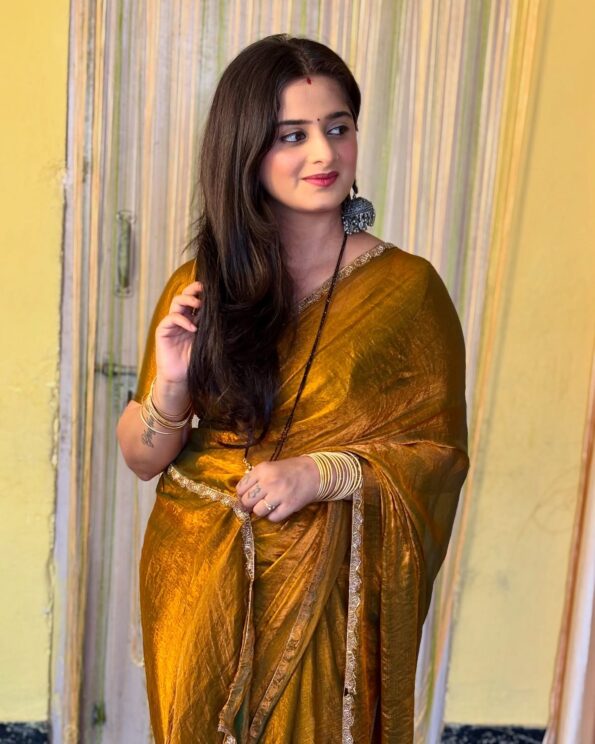 Fendy Silk Two Tone Saree with Beads and Stone Lace Border - Image 4
